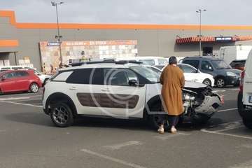 Accidente de tráfico en el parquin del CC El Mirador/TA.